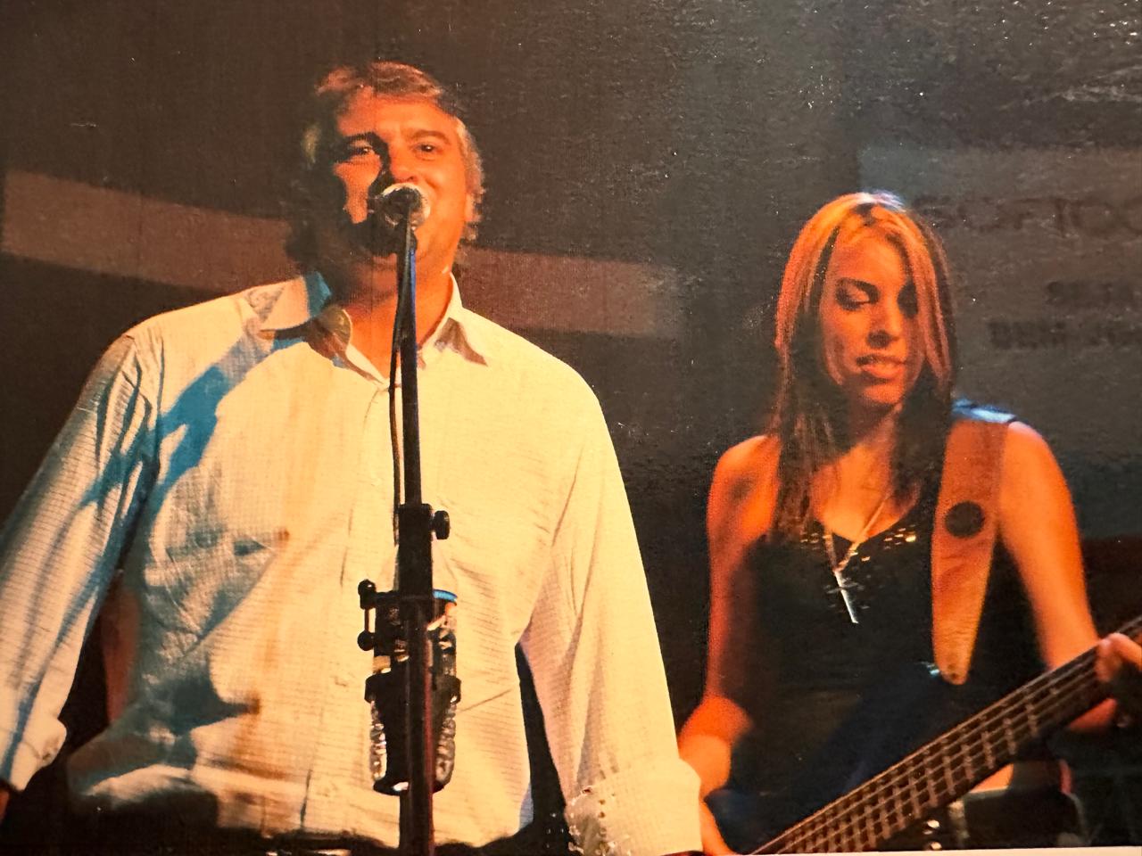Beto Herédia no palco com a banda