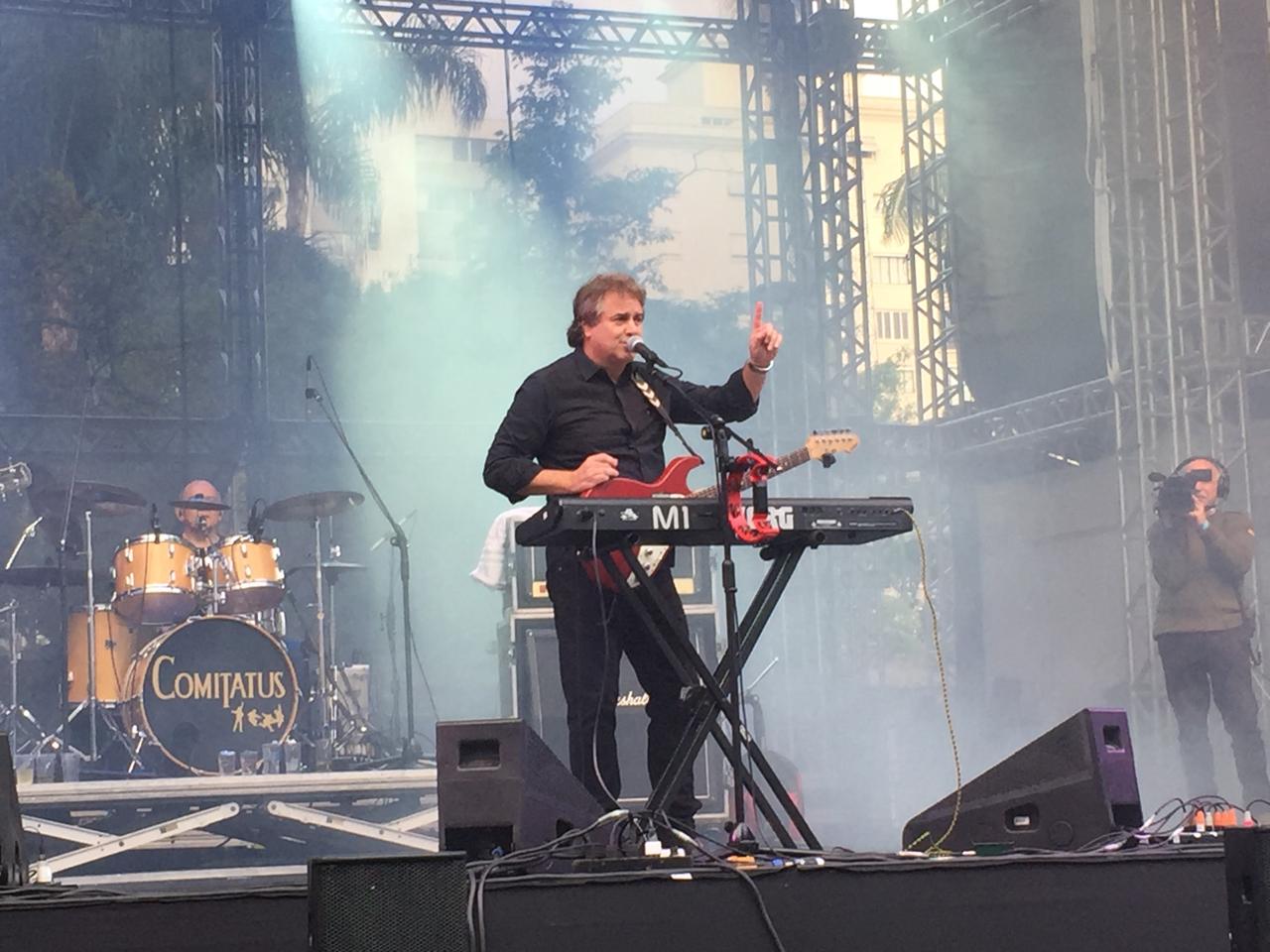 Beto Herédia no palco com a Banda Comitatus