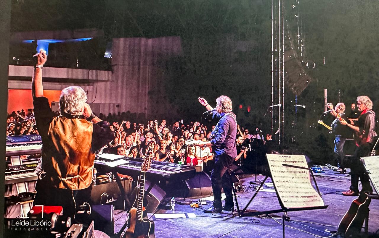 Beto Herédia no palco com a banda